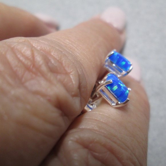 Beautiful 925 Sterling Small OPAL Stud Earrings> 2 Fiery Colors to Choose From - Picture 3 of 8